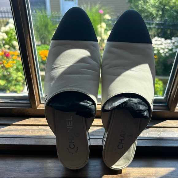 Chanel Cap Toe sandals - Picture 7 of 9